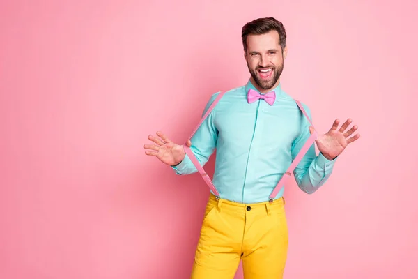 Porträt seiner er schön attraktiv edel chic positive fröhlich fröhlich lustig brünett Kerl ziehen Hosenträger posieren Narren Spaß Corporate Event isoliert über rosa Pastellfarbe Hintergrund — Stockfoto