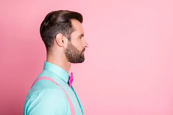 Profil boční fotografie seriózní úspěšný chlap vzhled copyspace opotřebení lesk outfit izolované přes pastelové barvy pozadí — Stock fotografie