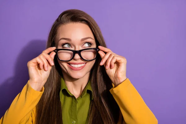 Close up fotografie inspirovaný límec marketer vzhled copyspace brýle brýle si myslí, že myšlenky plánují budoucí start-up úspěch nosit žluté sako izolované fialové barvy pozadí — Stock fotografie