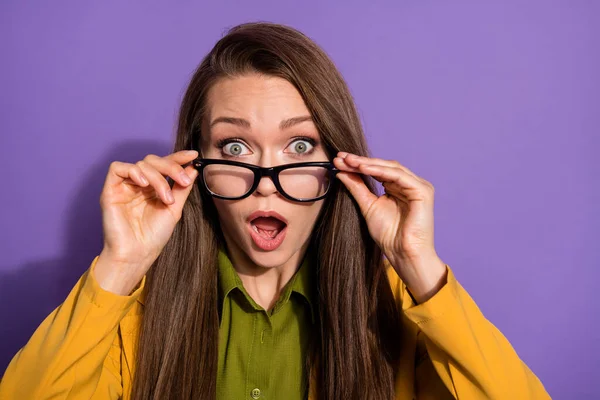 Retrato de asombrado propietario de la empresa chica toque especificaciones mirada inesperada cuarentena virus corona aislado sobre fondo de color violeta — Foto de Stock