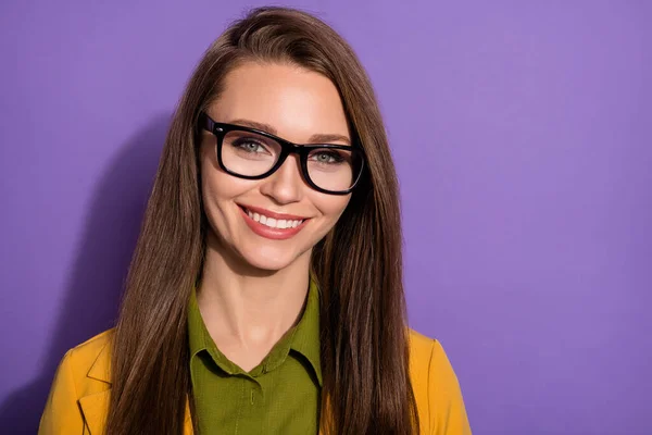 Primer plano de la foto de negocio fresco positivo señora abogada se ve bien en la cámara sonrisa dental aislado sobre fondo de color púrpura —  Fotos de Stock