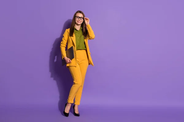 自信を持ってスマートリーダーボス女の子会社アシスタントホールドラップトップレディスタートアップ開発会議の着用パンツジャケット紫色の背景に隔離 — ストック写真