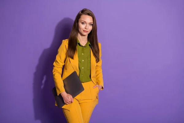 Retrato de la señora de negocios inteligente con confianza mantenga el ordenador portátil listo para la reunión de conferencias en línea coaching desgaste buen aspecto elegante traje aislado sobre fondo de color violeta — Foto de Stock