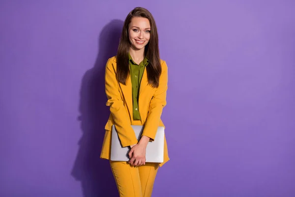 Foto de atractiva dama de negocios segura de sostener las manos de la computadora portátil exitosa persona trabajo en línea reunión desgaste amarillo oficina blazer pantalones traje camisa aislado púrpura pastel color fondo — Foto de Stock