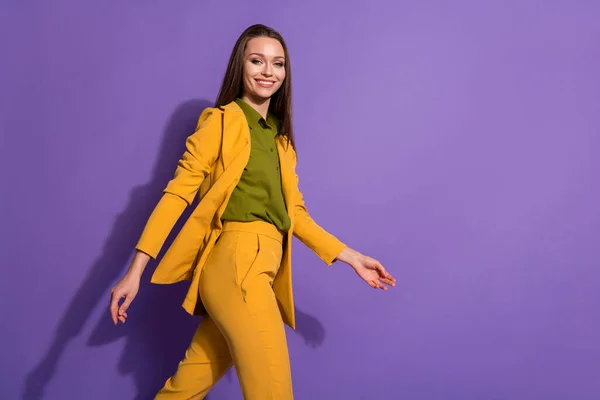 Профиль фото красивой деловой леди босс успешный работник ходить конференции носить желтый роскошный офис пиджак брюки блузка рубашка изолированы фиолетовый пастельный цвет фона — стоковое фото
