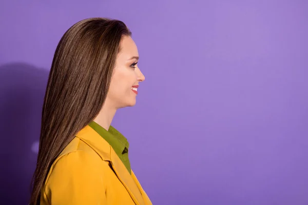 Closeup foto perfil de confiante bela senhora de negócios trabalhador bem sucedido olhar lado espaço vazio dentes sorrindo desgaste amarelo escritório blazer terno camisa isolado roxo pastel cor fundo — Fotografia de Stock