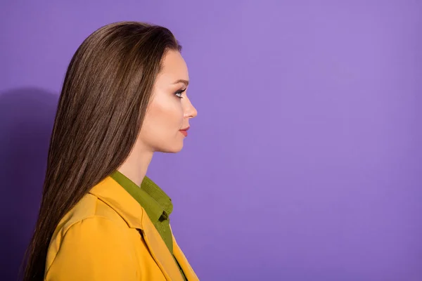 Closeup foto perfil de confiante bela senhora de negócios bem sucedido trabalhador principal olhar lado vazio espaço desgaste amarelo escritório blazer terno camisa verde isolado roxo pastel cor fundo — Fotografia de Stock