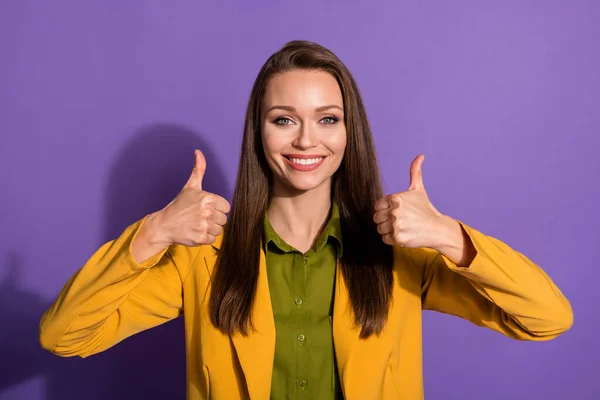 Foto di fiducioso bella signora persona di successo alzare le dita pollice fino espresso accordo indossare abito blazer ufficio giallo camicetta verde isolato viola pastello colore sfondo — Foto Stock