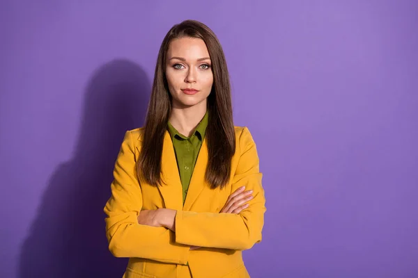 Porträtt av bra utseende fokuserad flicka business lady kors händer redo bestämma start-up beslut lösning bära bra utseende kläder isolerad över violett färg bakgrund — Stockfoto