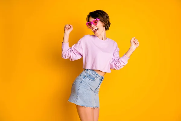 Portret entuzjastycznej funky młodej dziewczyny cieszyć jesienny relaks podnieść pięści mają figlarny kształt serca okulary nosić sweter odizolowany na jasnym tle koloru — Zdjęcie stockowe