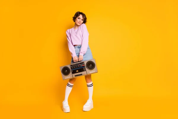 Longitud completa vista del tamaño del cuerpo de ella ella agradable atractiva hermosa delgada chica divertida delgada llevando boombox divertirse fin de semana diversión aislado en brillante brillo vivo vibrante color amarillo fondo — Foto de Stock