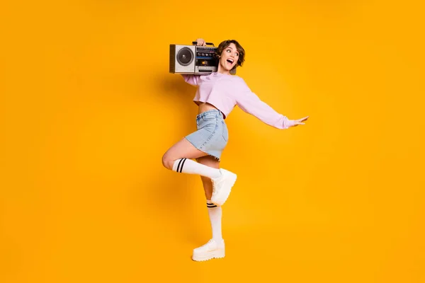 Lunghezza completa dimensione del corpo vista di lei lei bella attraente bella affascinante sottile allegra divertente ragazza che trasporta boombox divertirsi ballare isolato su brillante vivido brillare vibrante colore giallo sfondo — Foto Stock