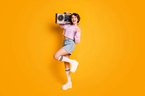 Πλήρες μέγεθος φωτογραφία του τρελό αστείο έφηβος θέλουν ακούστε ροκ τραγούδι μουσική κρατήσει boom box απολαύσετε χαίρονται δείχνουν κέρατο σύμβολο φορούν ροζ λευκό πουλόβερ jumper denim απομονώνονται σε φωτεινό χρώμα λάμψη φόντο — Φωτογραφία Αρχείου