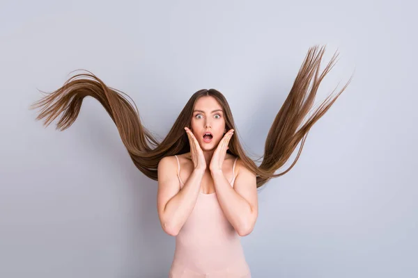 Retrato de ella ella agradable atractivo bonito encantador bien arreglado asombrado morena chica expresión facial efecto wow viento soplado pelo aislado en gris claro pastel color fondo —  Fotos de Stock