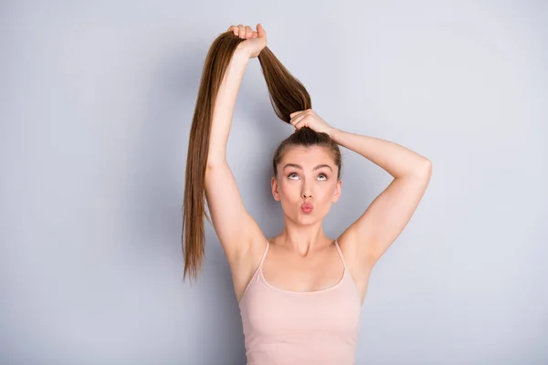 Fénykép a vonzó vicces hölgy bizonyítani ideális ápolt hosszú, egészséges frizura, hogy elképesztő hihetetlen farok felnéz kopás bézs kislemez elszigetelt szürke színű háttér — Stock Fotó