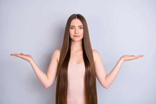 Retrato de ella que agradable atractivo bastante seguro de sí mismo bien cuidado chica de cabello castaño sosteniendo en las palmas de las manos copia vacío espacio en blanco lugar anuncio aislado sobre fondo de color pastel gris claro —  Fotos de Stock