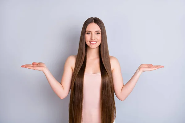 아름다운 모델 숙녀가 누르스름 한 머리를 하고 있는 사진에는 두 개의 오픈 팔 신상품 과 전문적 인 치료 상품 이 있다. — 스톡 사진