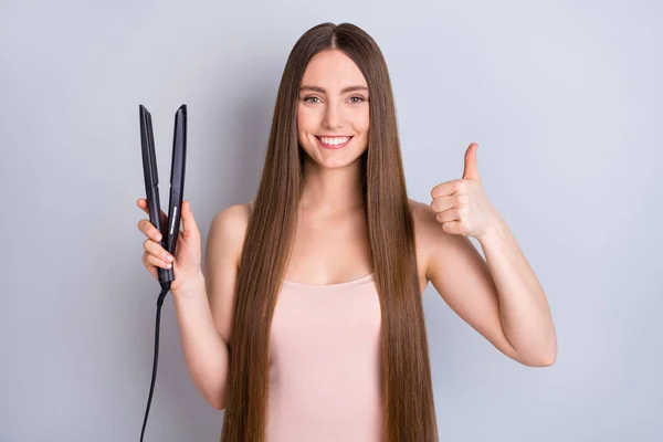 Κοντινό πλάνο πορτρέτο της αυτή όμορφη εμφάνιση ελκυστική καλά καλλωπισμένο χαρούμενα ευθυμία ευθεία μαλλιά κορίτσι χρησιμοποιώντας straightener δείχνει μικρογραφία advert συμβουλές απομονώνονται σε ανοιχτό γκρι παστέλ χρώμα φόντο — Φωτογραφία Αρχείου