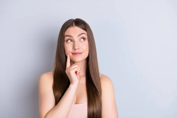 Nahaufnahme Foto von charmant perfektes Aussehen Modell Dame ordentlich lange gesunde Frisur Blick nach oben leeren Raum kluge Person tragen beige Singlet isoliert graue Farbe Hintergrund — Stockfoto