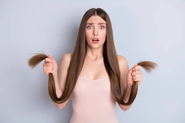 Foto de aparência perfeita modelo senhora segurar as mãos longo penteado cachos termina divisão danificado condição má máscara efeito desgaste bege singlet isolado cinza cor fundo — Fotografia de Stock