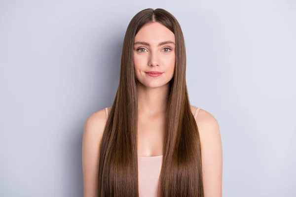 Foto van aantrekkelijke leuke verschijning dame charmante glimlach demonstreren ideaal nette lange gezonde kapsel na salon slijtage beige singlet geïsoleerde grijze kleur achtergrond — Stockfoto