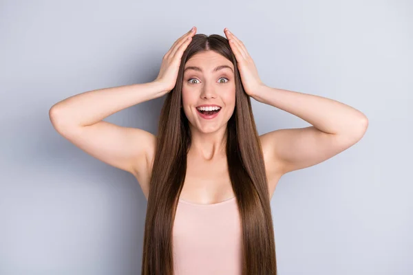 Foto de atractiva señora sorprendida buscando espejo ideal limpio largo y saludable peinado después de los brazos procedimiento de salón en la cabeza no creo que los ojos usan beige singlet aislado color gris fondo — Foto de Stock