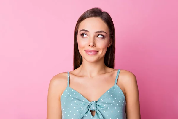 Close-up portret van haar ze mooi uitziende aantrekkelijke mooie winsome vrij schattig fascinerend zoet creatief vrolijk meisje overdenken strategie geïsoleerd over roze pastel kleur achtergrond — Stockfoto