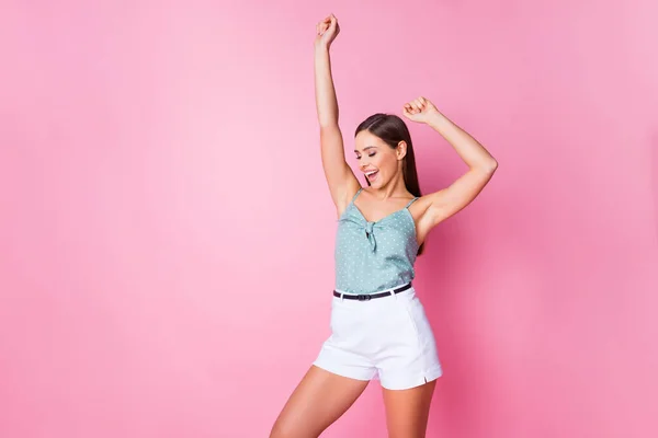 Retrato dela ela agradável-olhando atraente adorável muito alegre alegre slim fit menina fina dançando se divertindo isolado sobre cor pastel rosa fundo — Fotografia de Stock