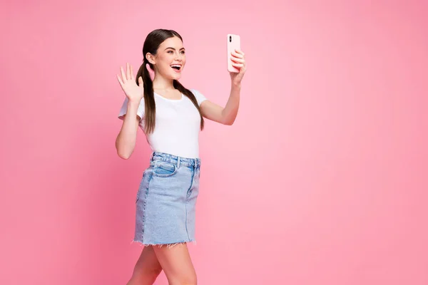 Portret van haar ze mooi uitziende aantrekkelijke mooie vrolijke vrolijke rechte haren meisje nemen selfie maken video oproep zwaaien hi hello geïsoleerd over roze pastel kleur achtergrond — Stockfoto