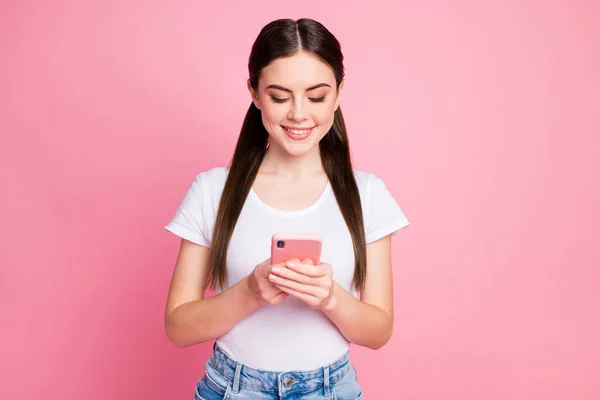 Крупним планом портрет її вона красиво виглядає привабливо прекрасна чарівна зосереджена весела дівчина з прямим волоссям, використовуючи пристрій 5g wi-fi веб ізольовані на рожевому пастельному кольоровому фоні — стокове фото
