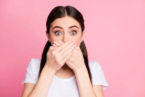 Close-up portret van haar ze mooi aantrekkelijk mooi bang brunet meisje sluiten mond met palmen oeps reactie geïsoleerd over roze pastel kleur achtergrond — Stockfoto