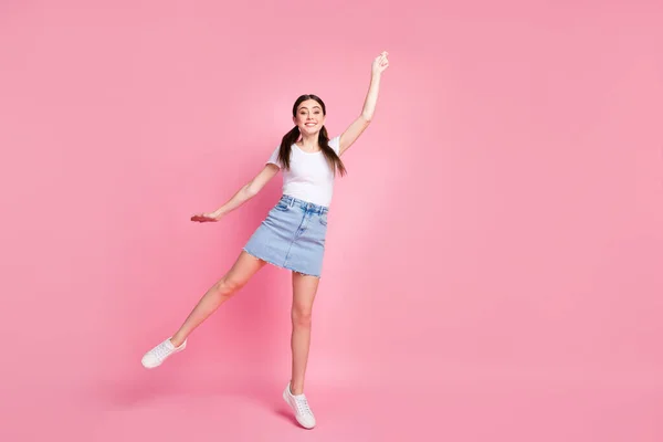 Представьте себе зонтик, летящий вверх с ветром носить повседневную белую футболку мини джинсовая юбка обувь изолированные пастельно-розовый цвет фона — стоковое фото