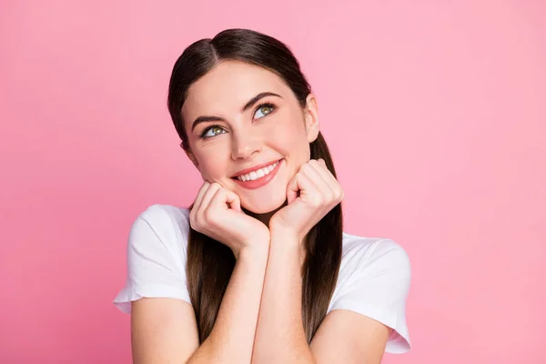 Primer plano retrato de ella ella agradable atractivo encantador adorable guapo femenino lindo soñador alegre alegre chica fantaseando aislado sobre rosa pastel color fondo — Foto de Stock