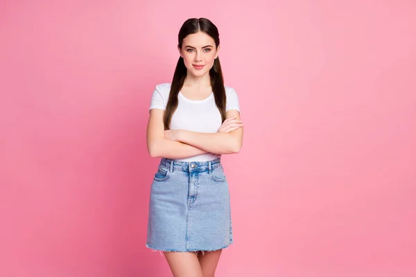 Foto de señora bastante agradable sosteniendo brazos cruzados de pie con confianza en sí mismo buen humor desgaste casual camiseta blanca mini jeans falda aislado pastel rosa color fondo —  Fotos de Stock