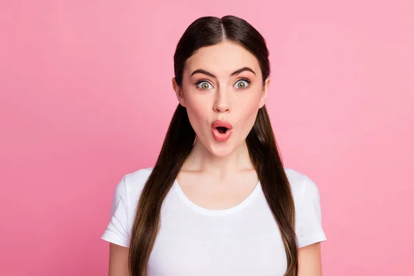 Närbild foto av ganska rolig dam lång frisyr svansar öppna munnen lyssna fantastiska goda nyheter positiva känslor bära casual vit t-shirt isolerad pastell rosa färg bakgrund — Stockfoto