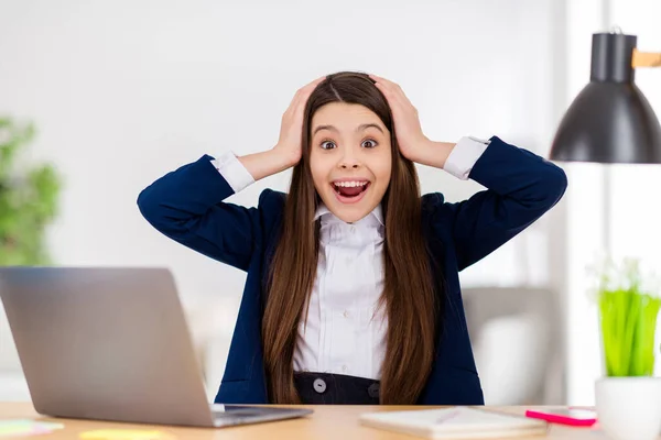 Foto av liten rolig söt student skola flicka anteckningsbok online lektion video samtal gott humör armar på huvudet distans karantän studie september höst hemma vardagsrum klassrum inomhus — Stockfoto