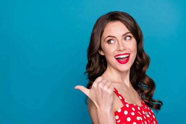 Profilfoto von attraktiven lustigen Dame hell Lippenstift lächeln gute Laune direkte Daumen Finger leeren Raum Beratung Neuheit tragen rot gepunktete Retro-Kleid Singlet isoliert blauen Farbhintergrund — Stockfoto