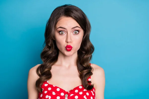 Foto de cerca de la señora ondulada bastante divertido enviando besos de aire regordete tentador lápiz labial pomada humor coqueto desgaste rojo vestido punteado singlet aislado color azul fondo —  Fotos de Stock