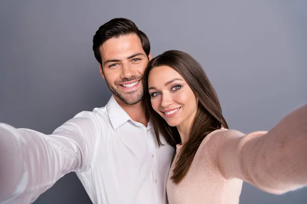 Gros plan photo belle dame beau garçon couple bonne humeur passer quarantaine rester à la maison ensemble prendre selfies sourire joyeux porter chemise pull isolé couleur grise fond — Photo