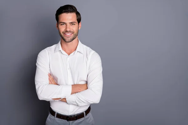 Foto de joven hombre de negocios macho empleador cumplir con colegas seminario corporativo brazos sonrientes cruzados desgaste blanco oficina camisa pantalones aislados color gris fondo —  Fotos de Stock