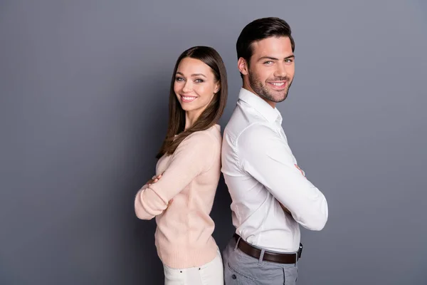 Profiel zijaanzicht portret van zijn hij haar zij mooi aantrekkelijk inhoud succesvol vrolijk paar leiders leiderschap eenheid coworking gevouwen armen geïsoleerd over grijs violet paars pastel kleur achtergrond — Stockfoto