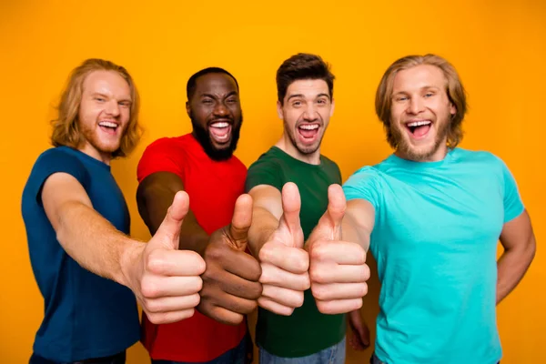 Porträt von energischen Burschen vier Mann genießen große ideale perfekte Verkauf Anzeigen Promotion zeigen Daumen hoch tragen T-Shirt isoliert über Glanz Farbe Hintergrund — Stockfoto