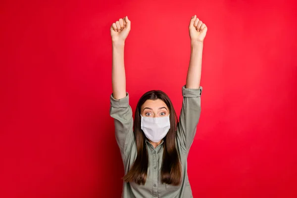 Πορτρέτο της αυτή ωραίο υγιές κορίτσι φορώντας μάσκα ασφαλείας σηκώνοντας τα χέρια μέχρι καλά νέα mers cov σύνδρομο ανάρρωσης του φαρμάκου γρίπης απομονώνονται φωτεινό έντονο έντονο κόκκινο χρώμα λάμψη φόντο — Φωτογραφία Αρχείου