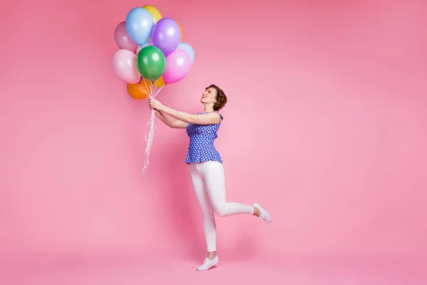 Longitud completa vista del tamaño del cuerpo de ella ella agradable atractivo encantador delgado alegre alegre alegre ondulado de pelo chica sosteniendo en la mano manojo de bolas de aire que se divierten tiempo aislado en rosa pastel color fondo — Foto de Stock