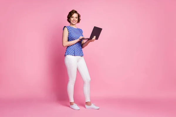 Longitud completa vista del tamaño del cuerpo de ella ella atractiva atractiva alegre alegre alegre chica de pelo ondulado sosteniendo en las manos ordenador portátil preparación informe financiero revisión aislado sobre fondo de color pastel rosa —  Fotos de Stock