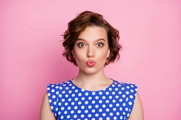 Close-up portret van haar ze mooi aantrekkelijk schattig mooi lief grappig golvend harig meisje verzenden lucht kus geïsoleerd over roze pastel kleur achtergrond — Stockfoto