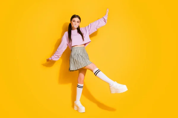 Foto em tamanho completo de menina alegre brincalhão desfrutar de férias de fim de semana de primavera levantar as mãos pernas soprando chicletes de bolha desgaste roupa isolada sobre fundo de cor vívida — Fotografia de Stock