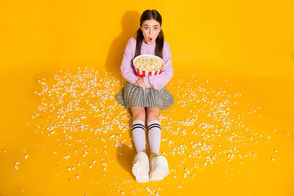 Portrait of her she nice attractive funny amazed clumsy girl holding in hands popcorn pout lips watching movie isolated on bright vivid shine vibrant yellow color background — Stock Photo, Image