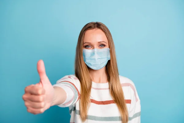 Κοντινό πλάνο πορτρέτο της αυτή ωραίο καλό υγιές κορίτσι φορώντας μάσκα γάζα ασφαλείας δίνοντας μικρογραφίες cov πρόληψη της γρίπης απομονώνονται φωτεινό έντονο λαμπερό μπλε χρώμα φόντο — Φωτογραφία Αρχείου