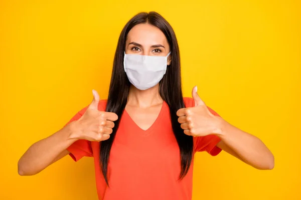 Κοντινό πλάνο πορτρέτο της αυτή ωραία ελκυστική υγιή κυρία δείχνει δύο διπλές μικρογραφίες διαφήμιση θεραπεία θεραπεία θεραπευτές cov γρίπη flue grippe ανάκτηση της υγειονομικής περίθαλψης απομονωμένο κίτρινο χρώμα φόντο — Φωτογραφία Αρχείου